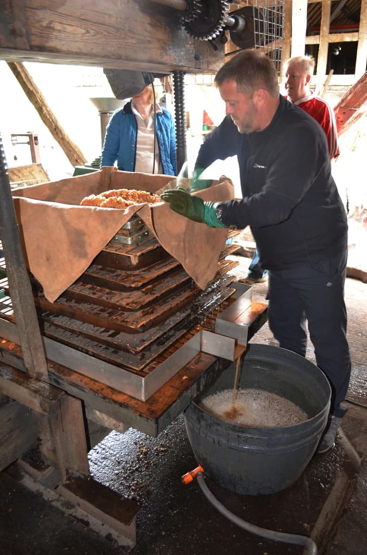 Hands-on milling and pressing during the cider making course